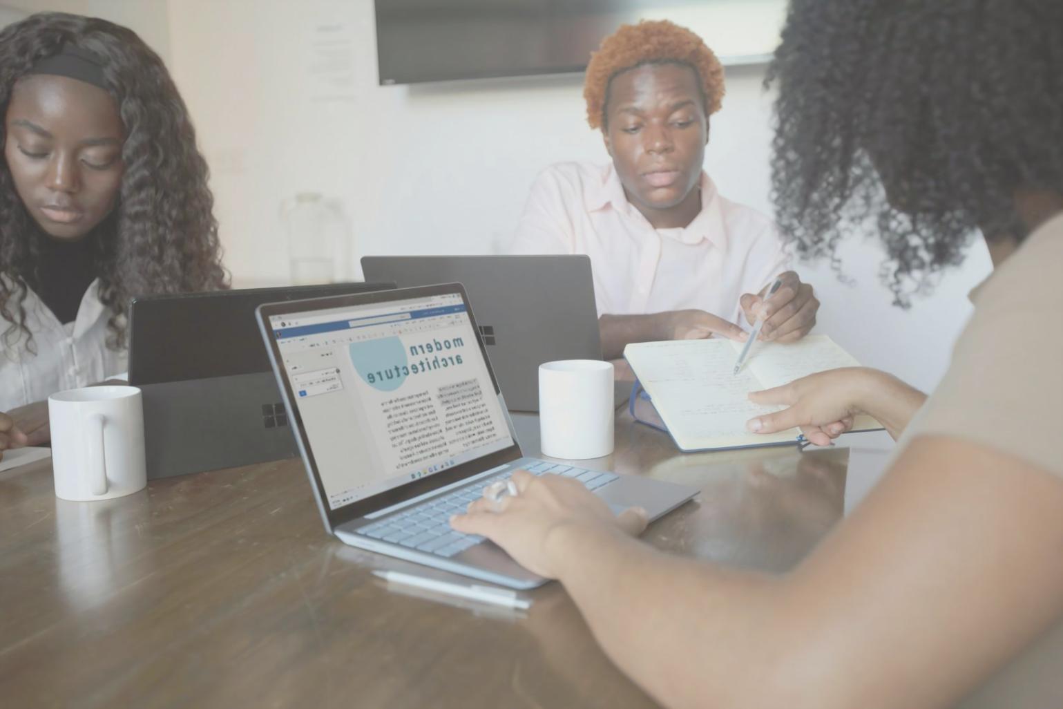 Personne travaillant sereinement sur ses finances personnelles